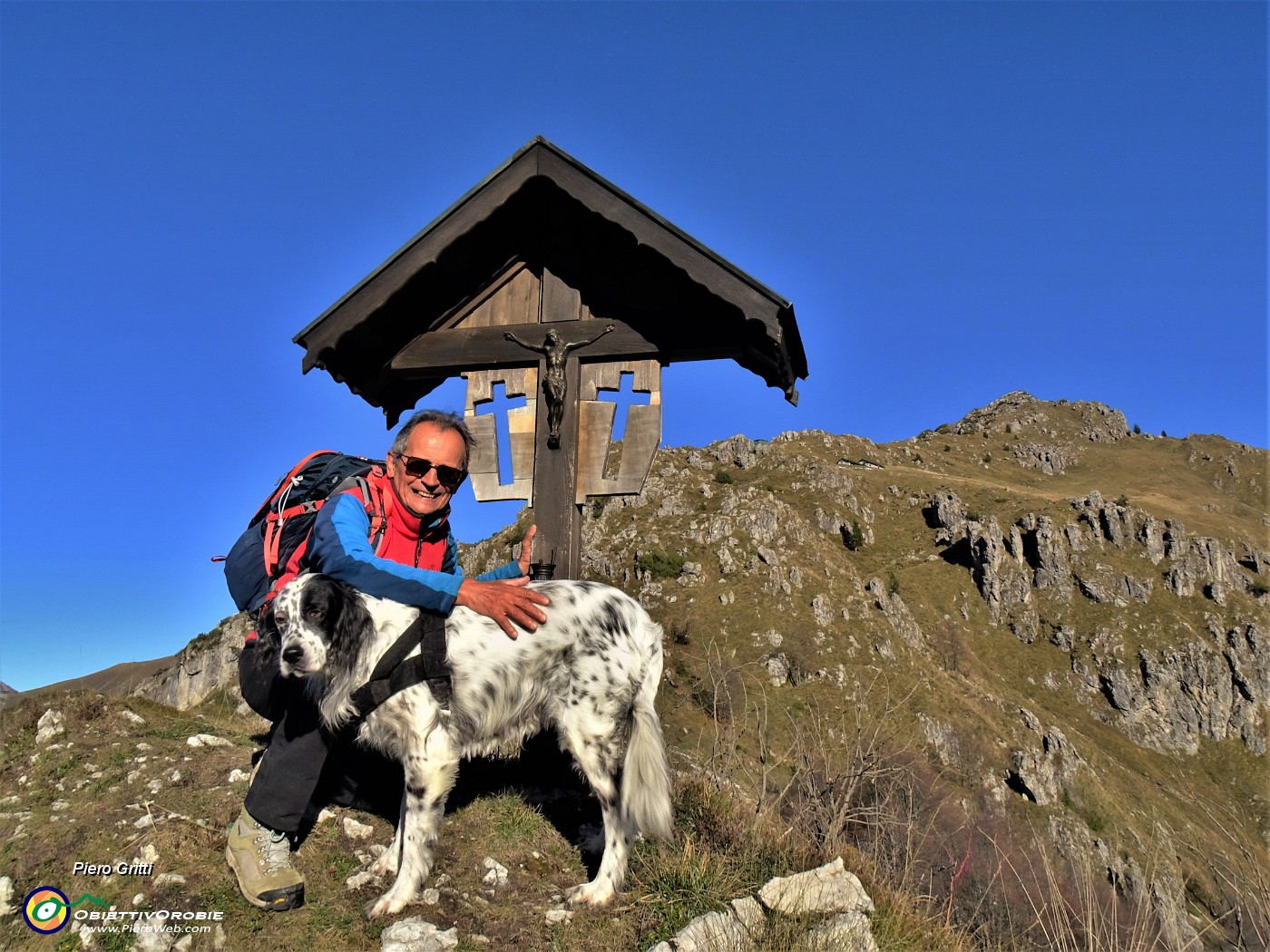 24 Al Crocefisso del Passo di Grialeggio (1690 m) con vista in cima Venturosa .JPG